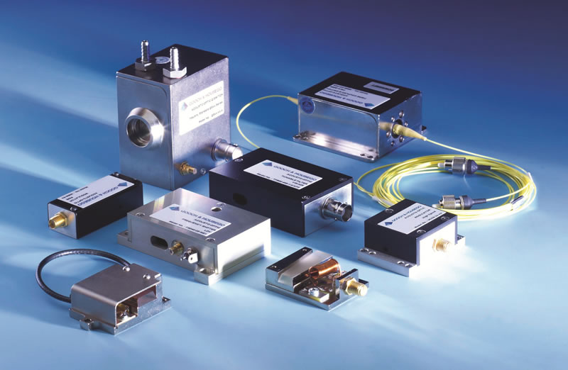 聲光器件與電光器件：聲光調(diào)制器、聲光偏轉(zhuǎn)器、聲光濾波器、聲光移頻器、Q開(kāi)關(guān)與Q驅(qū)動(dòng)等