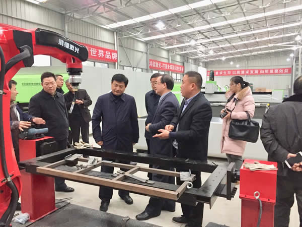 武漢市委常委、市紀(jì)委書記張曙考察新特光電