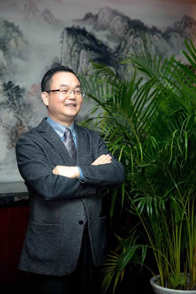 快過刀，準(zhǔn)超尺，亮勝光，激光正成為21世紀(jì)最為矚目的高新技術(shù)之一