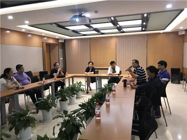 趙國斌介紹華僑城情況