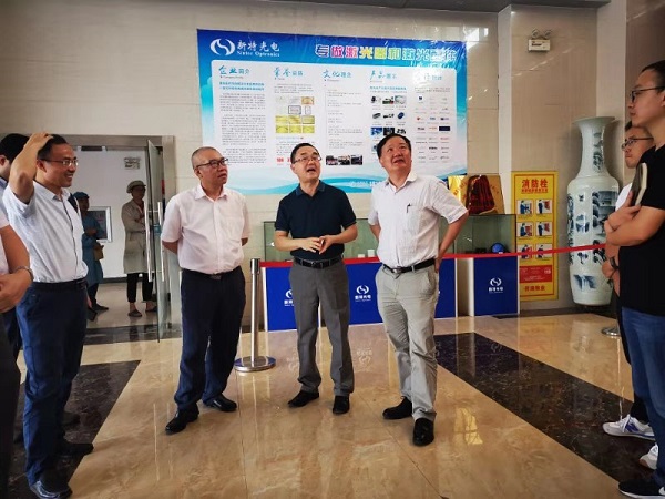 人民日?qǐng)?bào)社湖北分社社長(zhǎng)賀廣華參觀考察新特光電