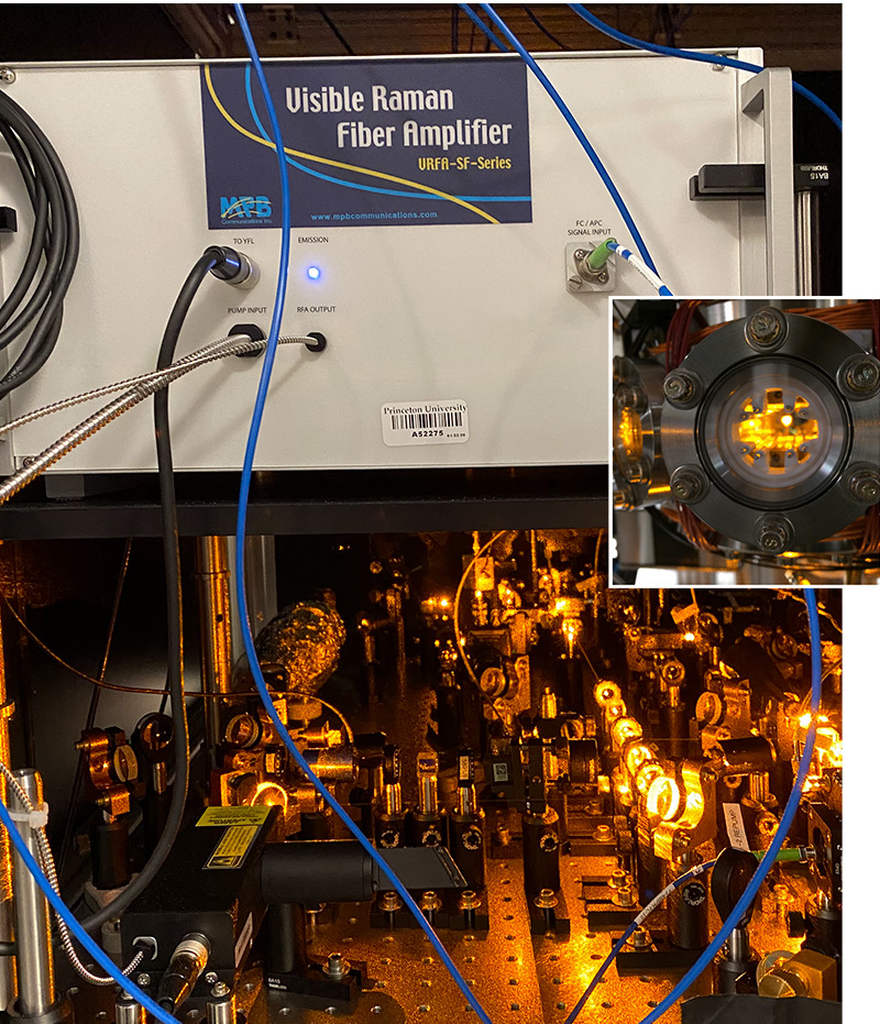 懸浮在真空室內(nèi)的超冷鈉原子云，使用 RFA 激光器主動進(jìn)行激光冷卻。