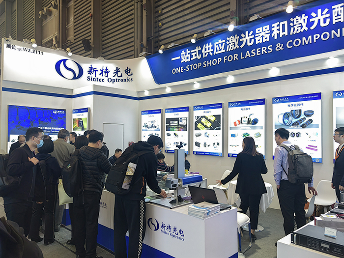 新特光電工作人員態(tài)度熱情、專業(yè)、耐心地向觀眾們講解產(chǎn)品的性能參數(shù)